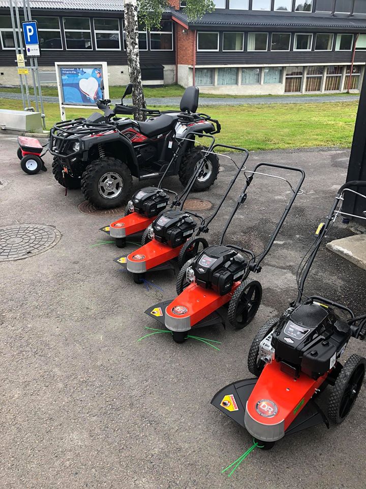 ATV og snøfresarar utanfor servicesenteret